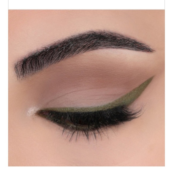 JEFFREE STAR COSMETICS Automatic Eyeliner in resting rich face - Picture 1 of 3